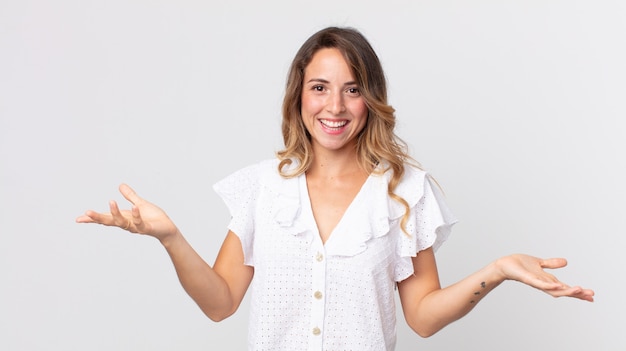 Mujer muy delgada que parece feliz, arrogante, orgullosa y satisfecha de sí misma, sintiéndose como la número uno