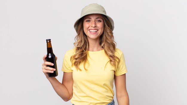 Mujer muy delgada que parece feliz y gratamente sorprendida y sosteniendo una cerveza. concepto de verano