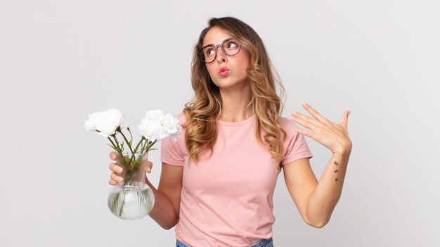 Mujer muy delgada que se siente estresada, ansiosa, cansada y frustrada y sosteniendo flores decorativas