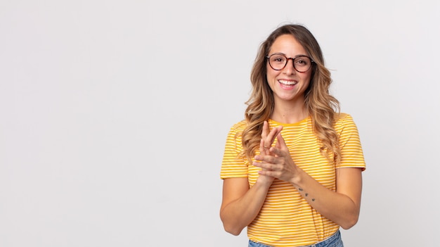 Mujer muy delgada que se siente feliz y exitosa, sonriendo y aplaudiendo, diciendo felicitaciones con un aplauso