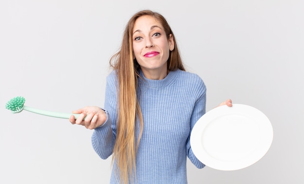 Foto mujer muy delgada sosteniendo un plato limpio vacío