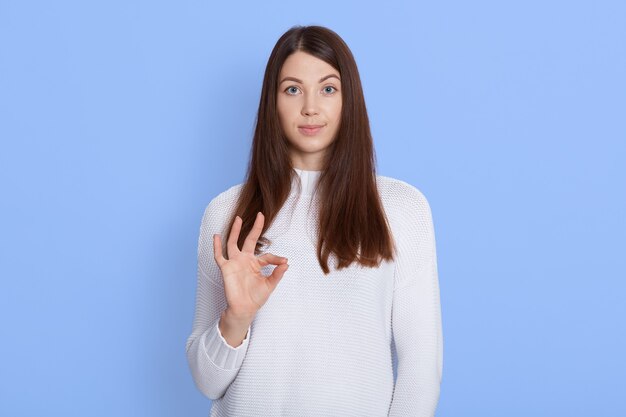 Mujer muy guapa con camisa blanca