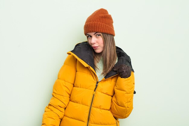 mujer muy joven que parece arrogante, exitosa, positiva y orgullosa. concepto de clima frío