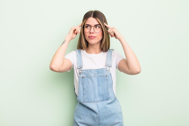 mujer muy joven que parece concentrada y piensa mucho en una idea, imaginando una solución a un desafío o problema