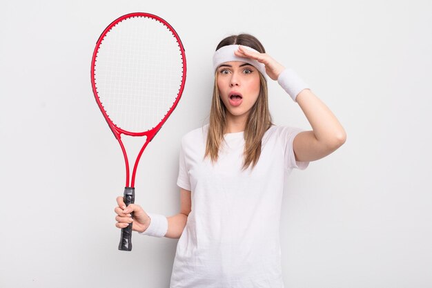 mujer muy joven que parece feliz, asombrada y sorprendida. concepto de tenis