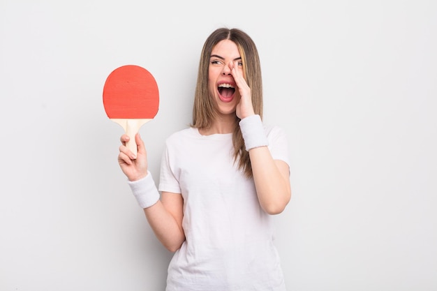 mujer muy joven que se siente feliz, dando un gran grito con las manos junto a la boca. concepto de ping pong