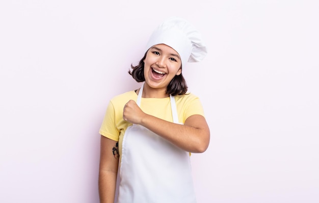 Mujer muy joven que se siente feliz y enfrenta un desafío o celebra el concepto de chef