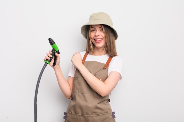 mujer muy joven que se siente feliz y enfrenta un desafío o celebra. concepto de riego de jardinero