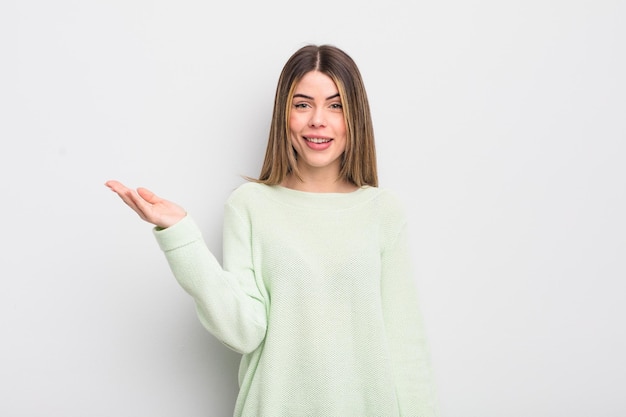 mujer muy joven que se siente feliz, sorprendida y alegre, sonriendo con actitud positiva, dándose cuenta de una solución o idea