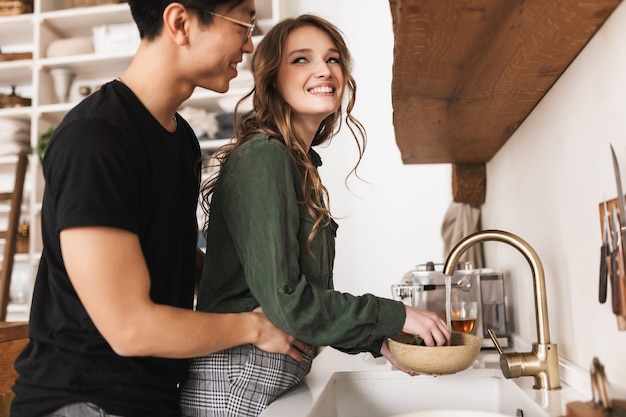 Foto mujer muy sonriente felizmente