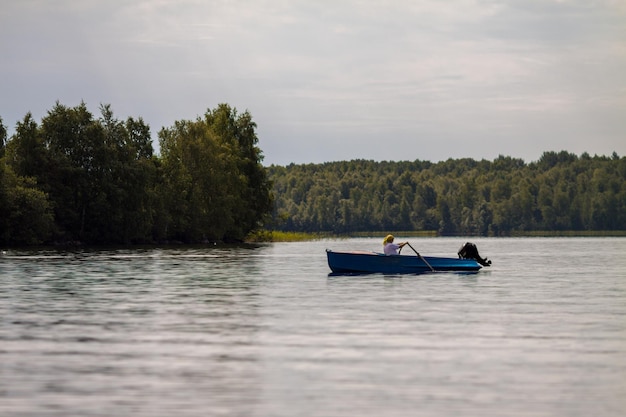 Mujer nadando en bote 1