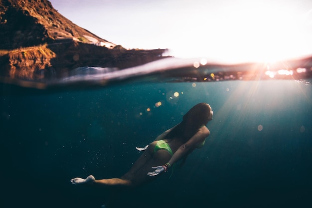 Una mujer nadando en el mar en las Islas Canarias