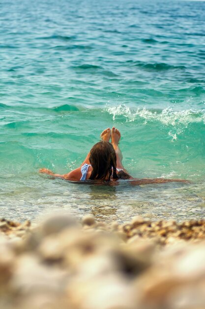 Foto mujer nadando en el mar