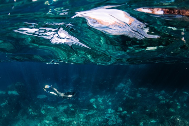 Mujer nadando bajo el mar