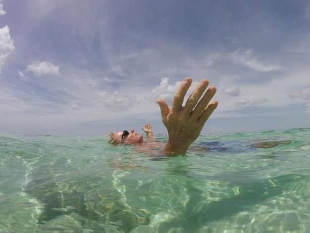 Mujer nadando en el mar