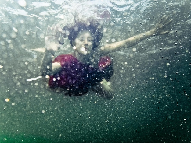 Foto mujer nadando en el mar