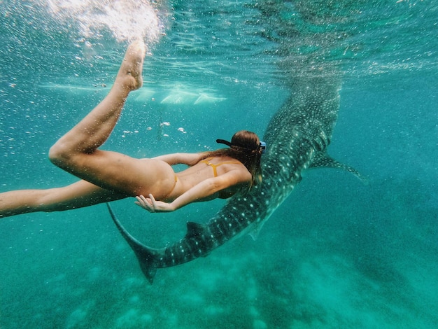 Foto mujer nadando bajo el mar