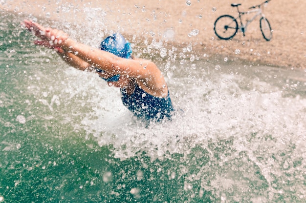 Mujer nadando en el mar