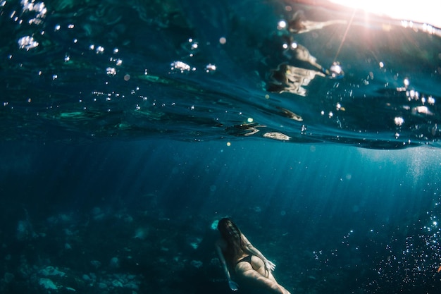 Foto mujer nadando en el mar