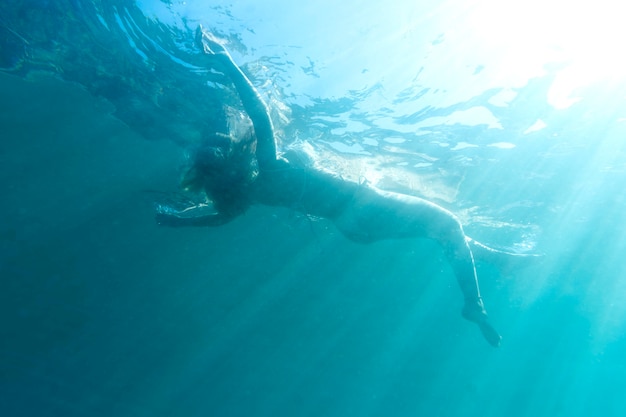 Foto mujer nadando bajo el mar