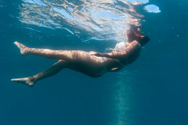 Mujer nadando bajo el mar