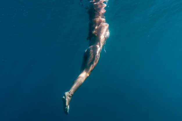 Foto mujer nadando bajo el mar