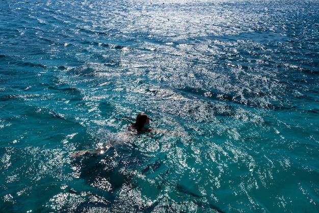 Mujer nadando en el mar