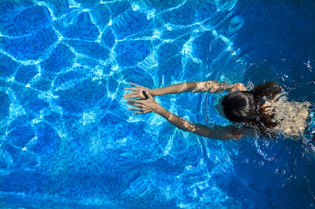 Mujer nadando en la piscina