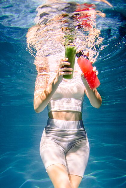 Mujer nadando en la piscina