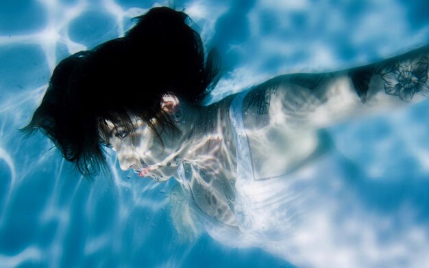 Foto mujer nadando en la piscina