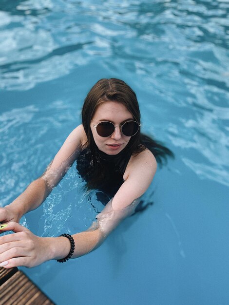 Foto mujer nadando en la piscina