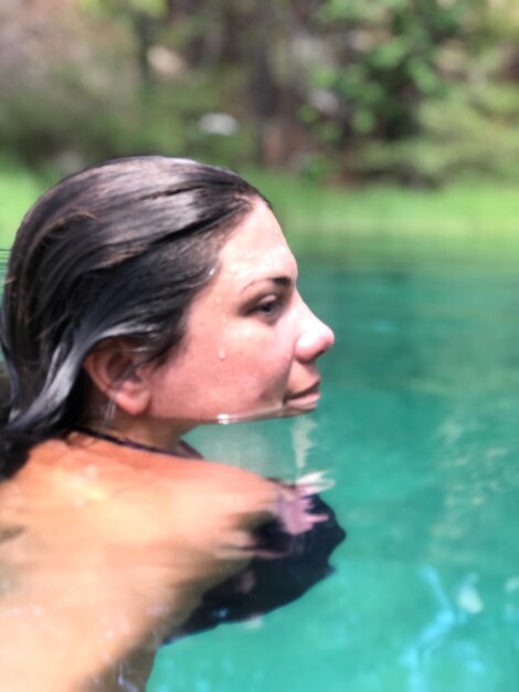 Foto mujer nadando en la piscina