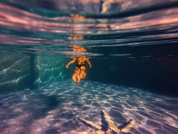 Foto mujer nadando en la piscina