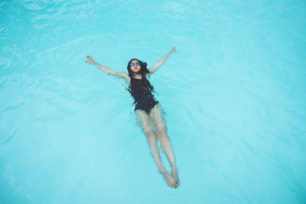 Foto mujer nadando en la piscina