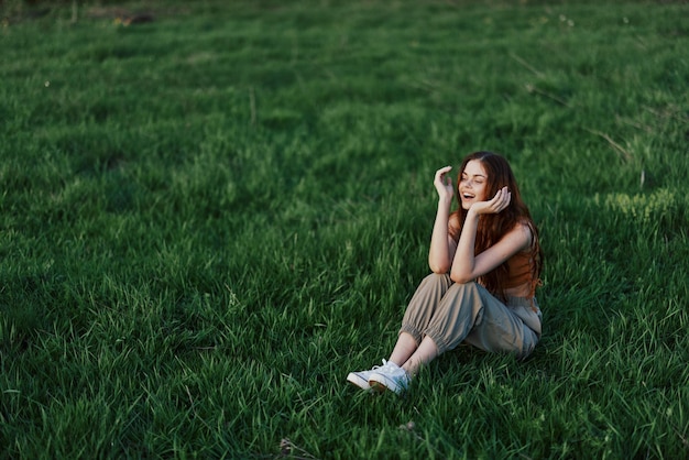 Mujer naturaleza parque sonrisa moda