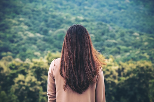 Mujer con naturaleza verde de montaña