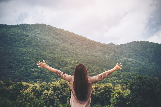 Mujer con naturaleza verde de montaña