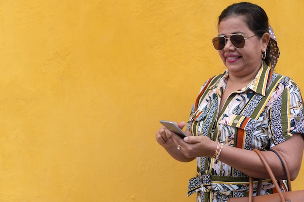 Mujer navegando por la red durante el almuerzo