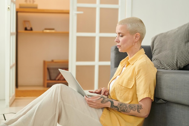 Mujer navegando por la red en la computadora portátil para ir de compras