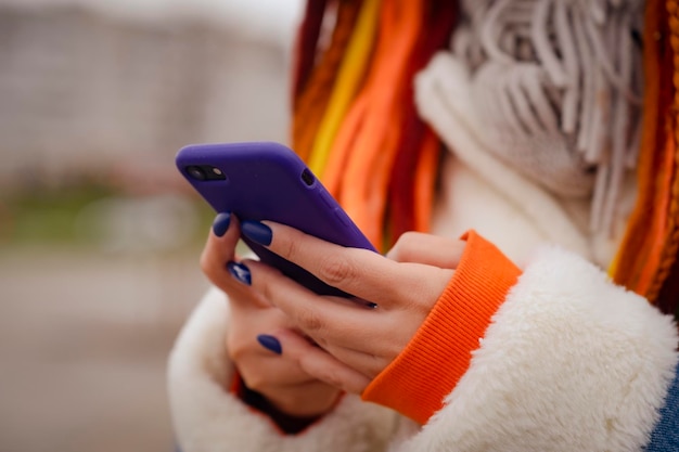 Mujer navegando por teléfono inteligente Recortar mujer anónima usando teléfono móvil