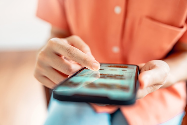 Foto mujer navegando por la tienda online con amplia variedad de productos disponibles