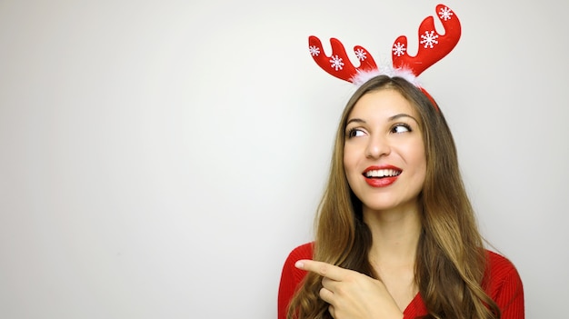 Mujer de Navidad mirando hacia un lado y gesticulando con el dedo