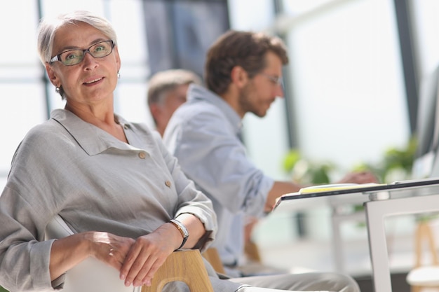 mujer de negocios de 60 años en un entorno de trabajo