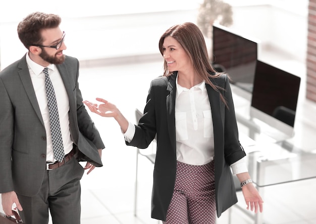 Foto mujer de negocios, y, un, abogado, posición, en, el, oficina