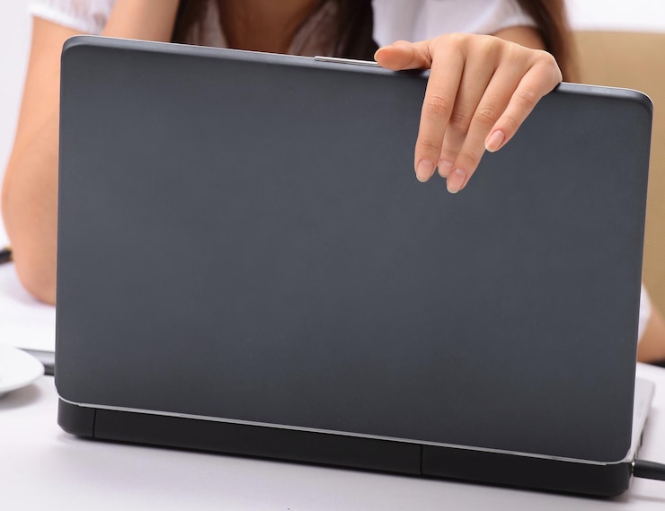 Foto mujer de negocios abriendo una computadora portátil personas y tecnología