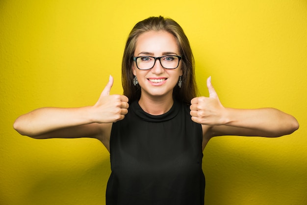 Mujer de negocios acertada que parece muy emocionada