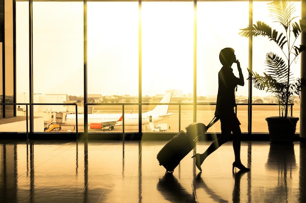 Mujer de negocios en el aeropuerto - silueta de un pasajero