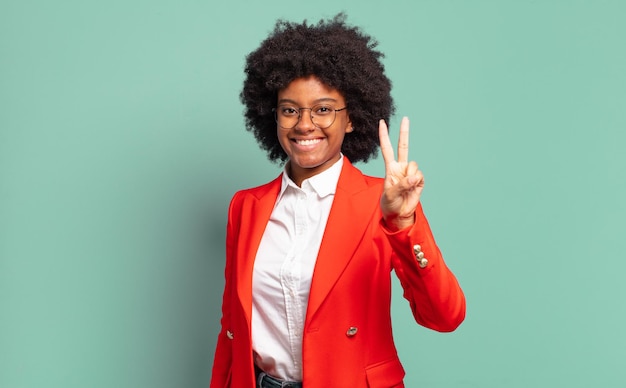 mujer de negocios afro con chaqueta roja