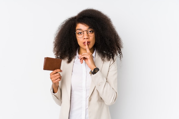 Mujer de negocios afro joven sosteniendo un coche de crédito aislado Mujer de negocios afro joven sosteniendo un crédito de mantenimiento de un secreto o pidiendo silencio.