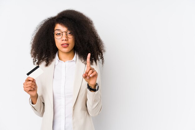 Mujer de negocios afro joven con una tarjeta de crédito